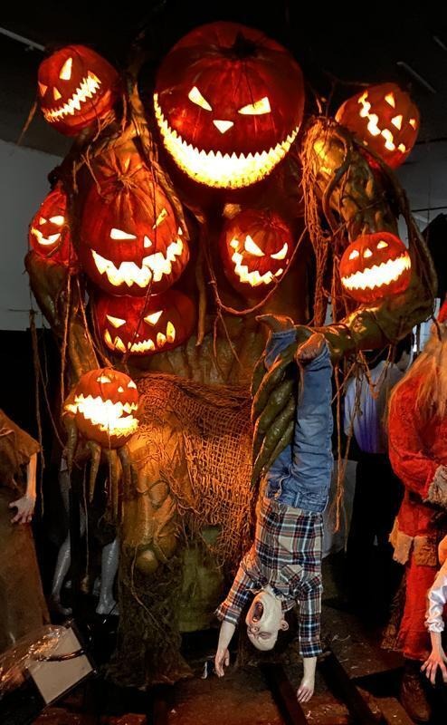 π2025 Halloween Giant Pumpkin Monster and Child